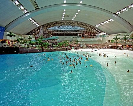 Необычный парк развлечений Ocean Dome